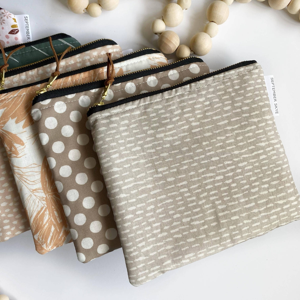 Simple zipped pouch in gray dash